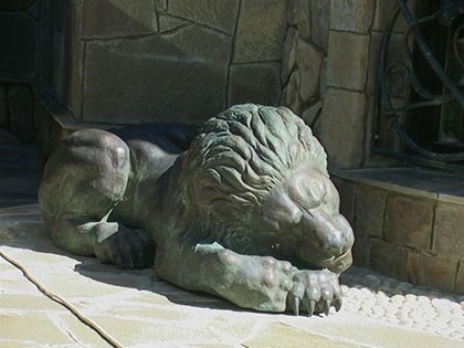 лев, бронза 420x